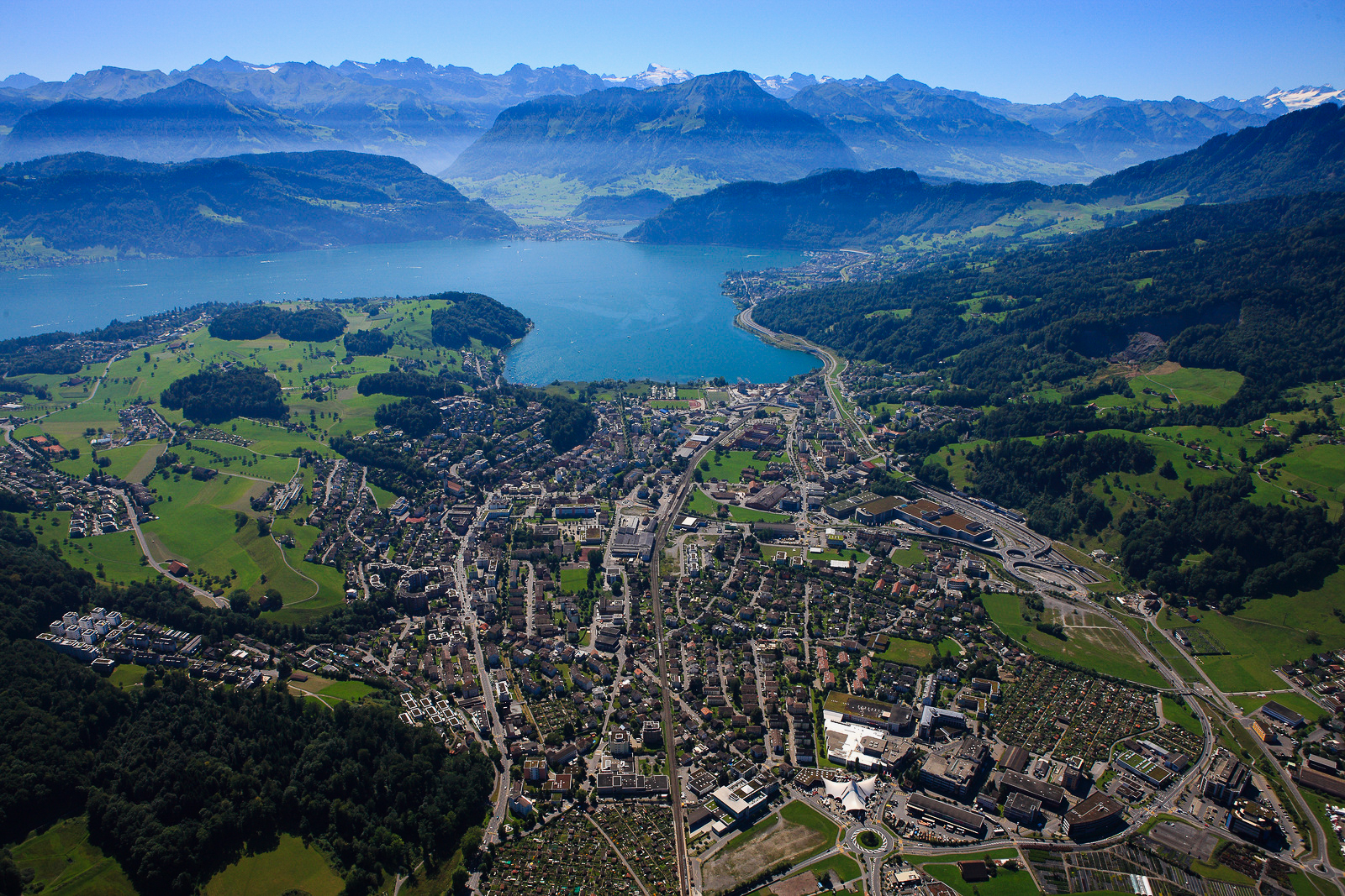 Luftaufnahme von Horw mit Blick auf den Vierwaldstättersee mit Bergpanorama.